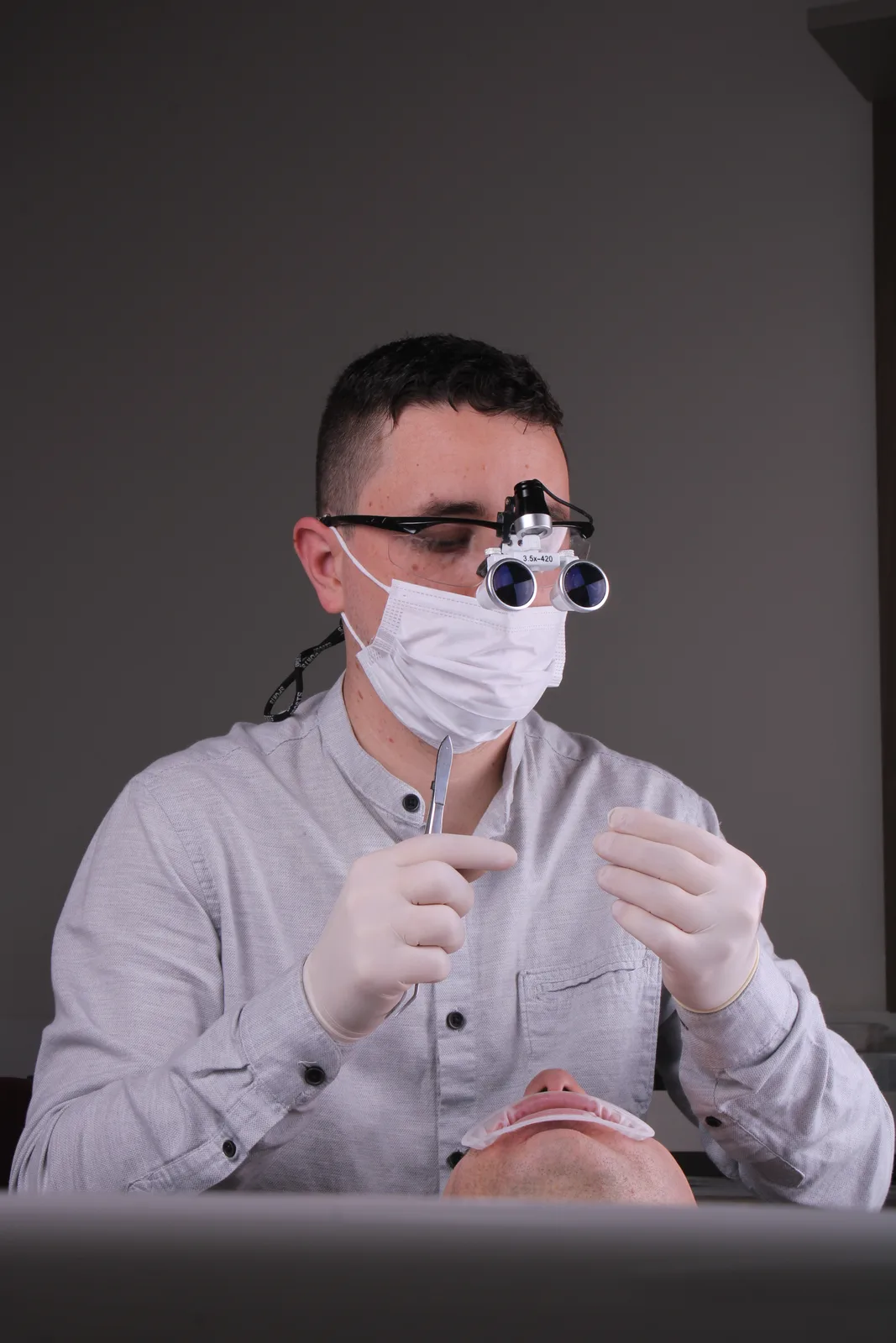 Dr. Bruno Pereira en consultorio